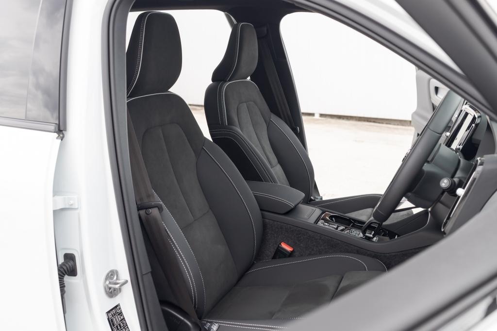 XC40 Ultra B4 AWD Dark Edition 認定中古車