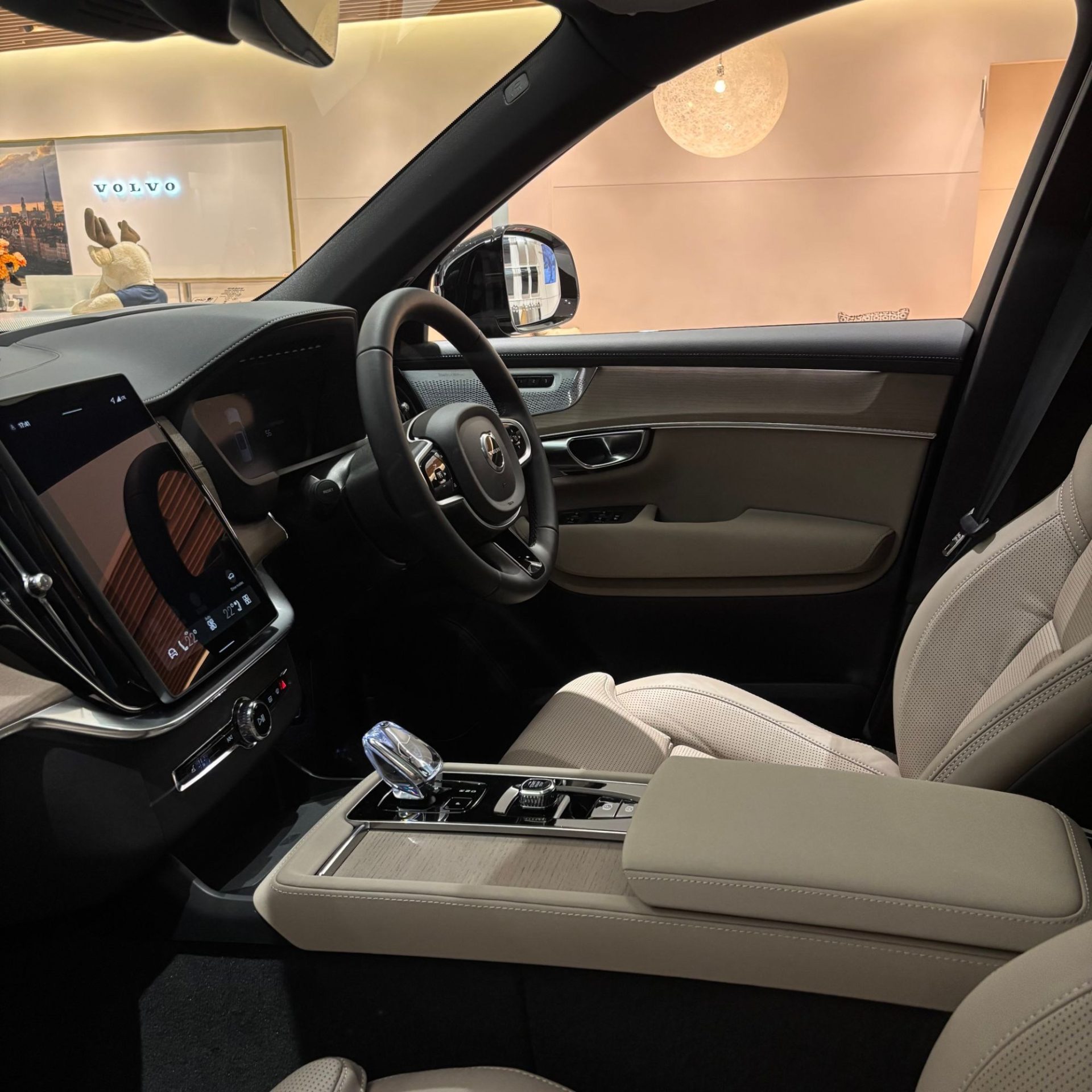 XC90 Ultra T8 AWD Plug-in Hybrid 展示車